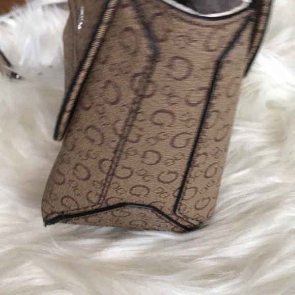 GUESS LOGO SLING BAG - Picture 4 of 8